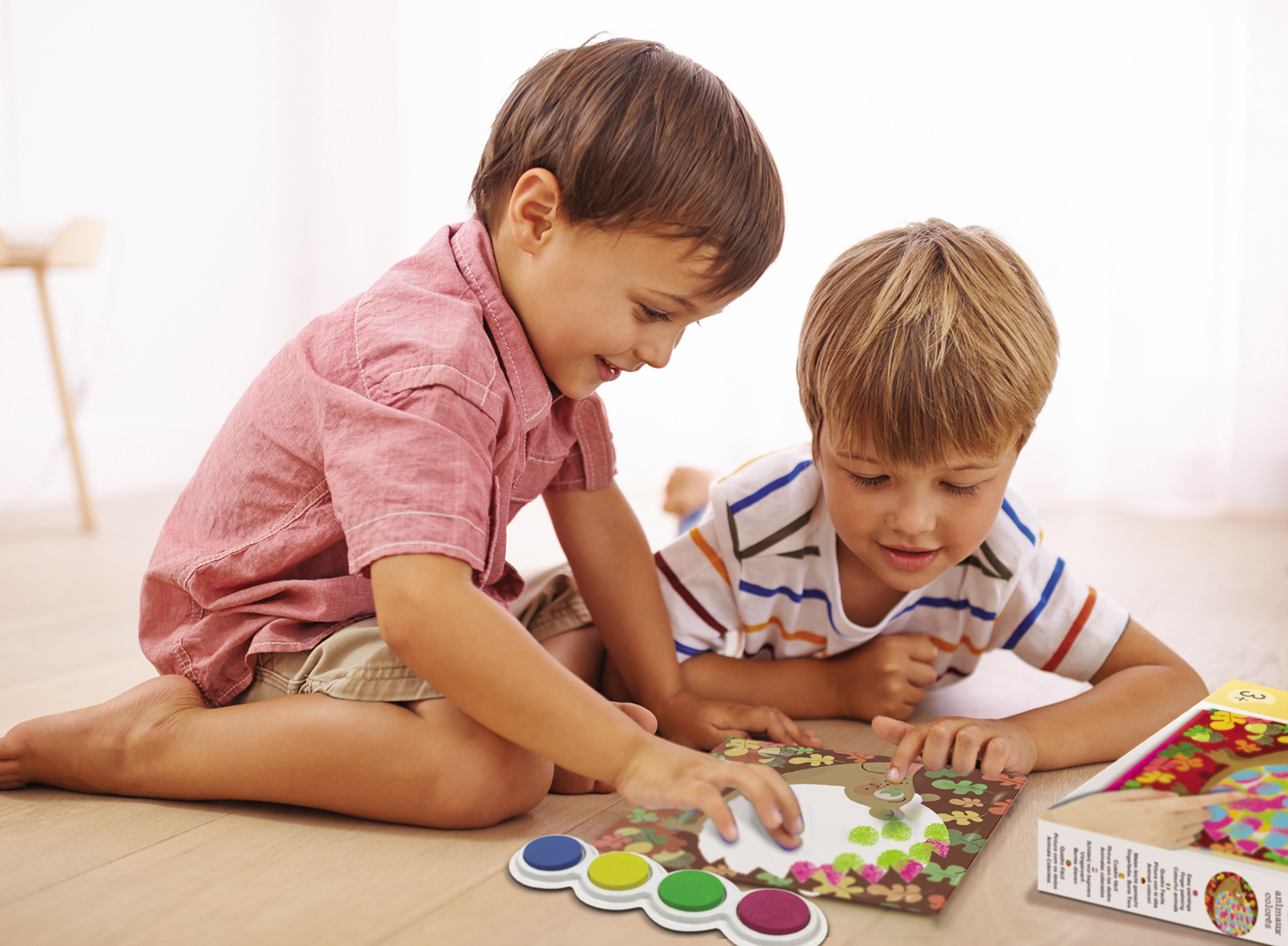 Peinture Et Pinceaux De Doigt D'enfants D'isolement Image stock